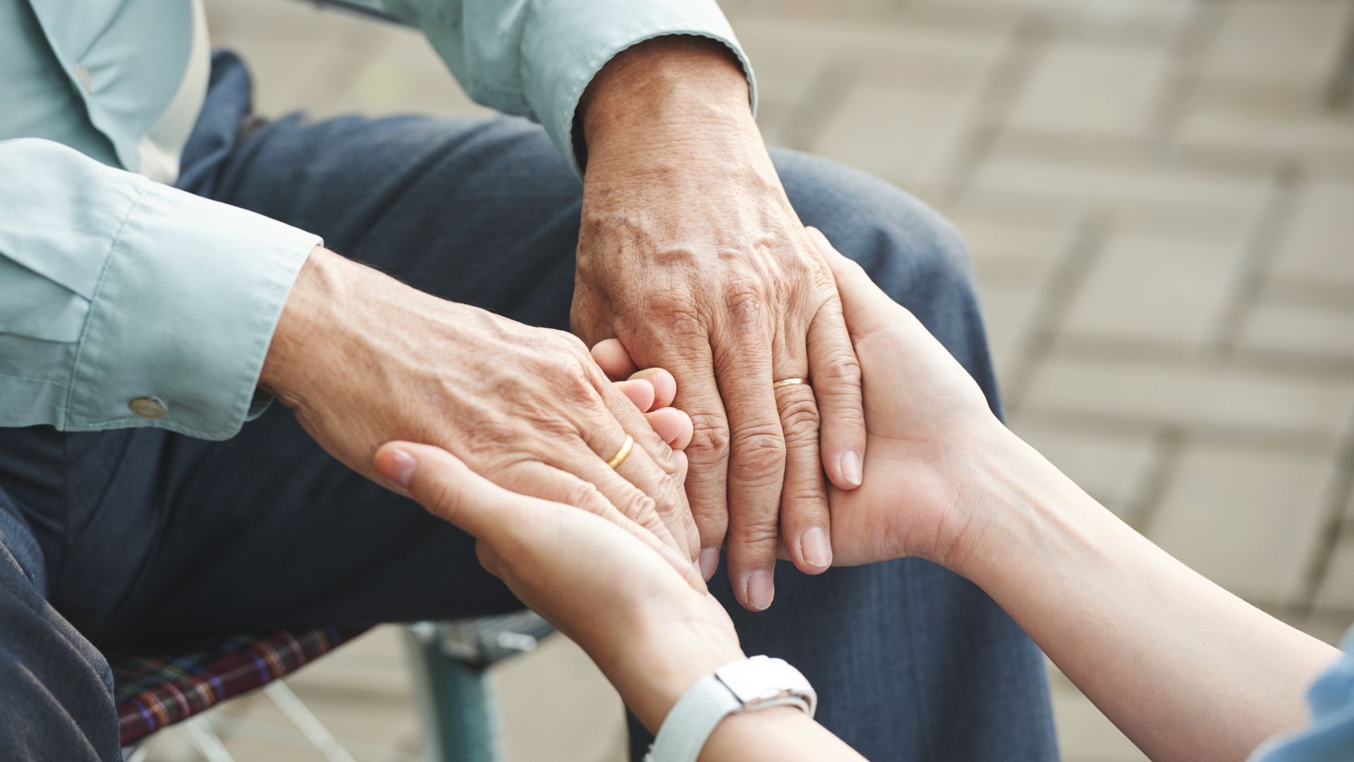 거동 불편한 분들 부축